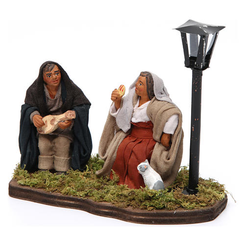 Couple sitting under a lamppost for Neapolitan Nativity Scene 10 cm 3