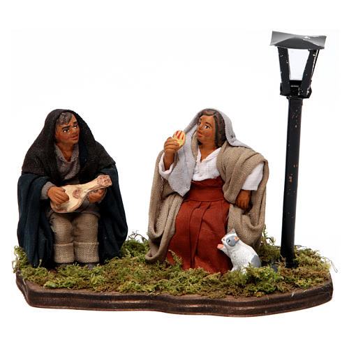 Coppia seduta sotto il lampione per presepe napoletano di 10 cm  1