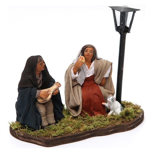 Coppia seduta sotto il lampione per presepe napoletano di 10 cm  2
