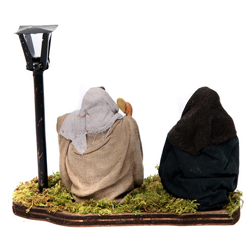 Coppia seduta sotto il lampione per presepe napoletano di 10 cm  4