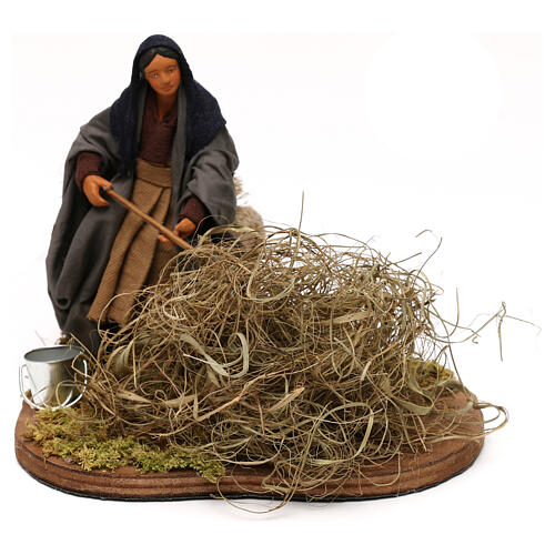 Farmer shoveling hay with movement, 12 cm Neapolitan nativity 1