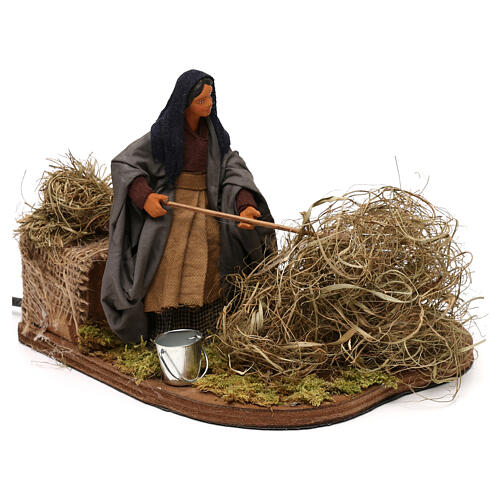 Farmer shoveling hay with movement, 12 cm Neapolitan nativity 4