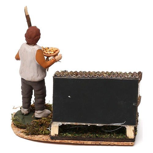 Man in the henhouse with tray full of feed for Neapolitan Nativity Scene 8/10 cm 4