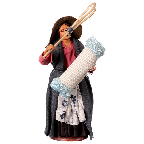Frau mit Teppich und Teppichklopfer, 13 cm 1