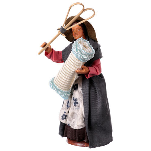 Frau mit Teppich und Teppichklopfer, 13 cm 2