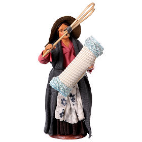 Statua donna che batte il tappeto 13 cm