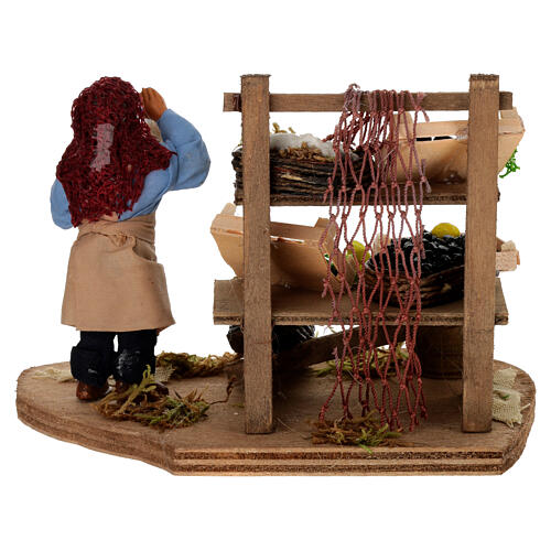 Fishmonger with fish stand 10x10x10 cm, for 10 cm Neapolitan nativity 4