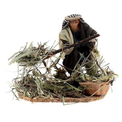 Farmer shoveling straw terracotta figure, 8 cm Neapolitan nativity 1