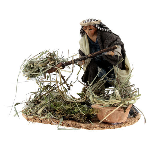 Farmer shoveling straw terracotta figure, 8 cm Neapolitan nativity 2