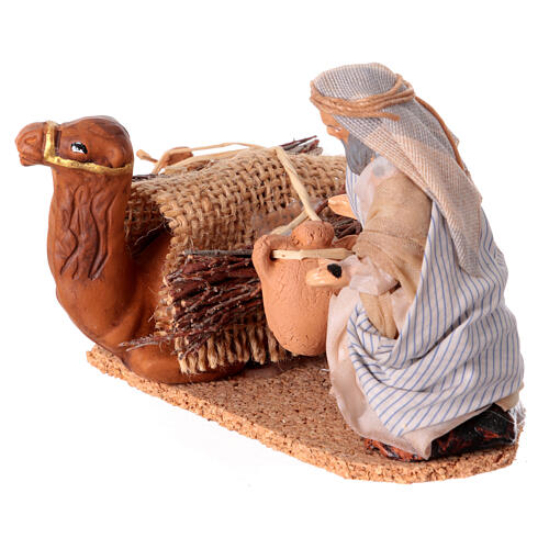 Man loading camel with vases, 8 cm Neapolitan nativity figurine 2