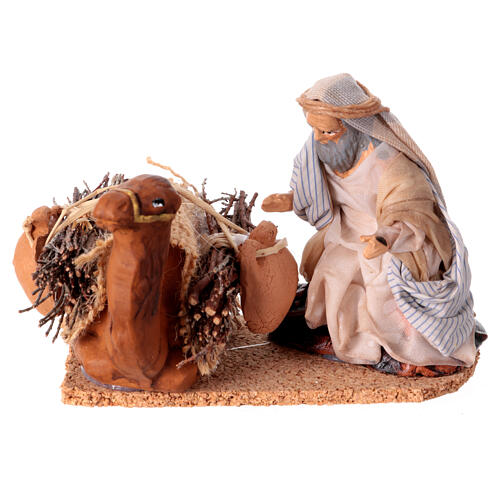 Man loading camel with vases, 8 cm Neapolitan nativity terracotta 1