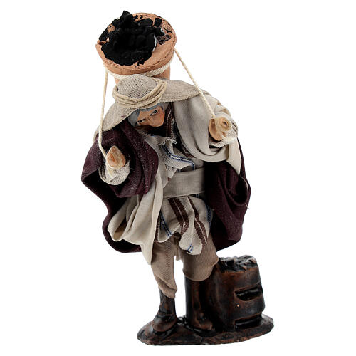 Uomo trasporta secchio carboni 8 cm terracotta presepe napoletano 1