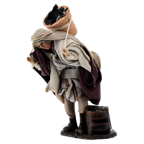 Uomo trasporta secchio carboni 8 cm terracotta presepe napoletano 2