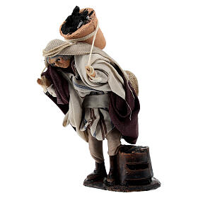Mężczyzna niosący wiadro z węglem – figurka z terakoty do szopki neapolitańskiej 8 cm