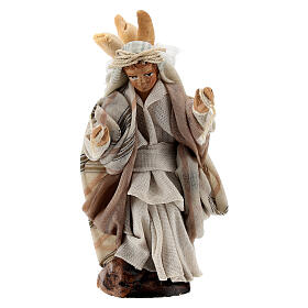 Chłopiec niosący chleb – figurka z terakoty do szopki neapolitańskiej 8 cm