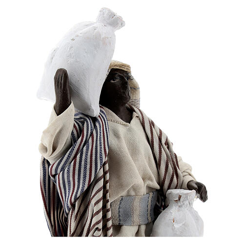 Homem negro com sacos figura terracota para presépio napolitano com personagens de altura média 12 cm 2
