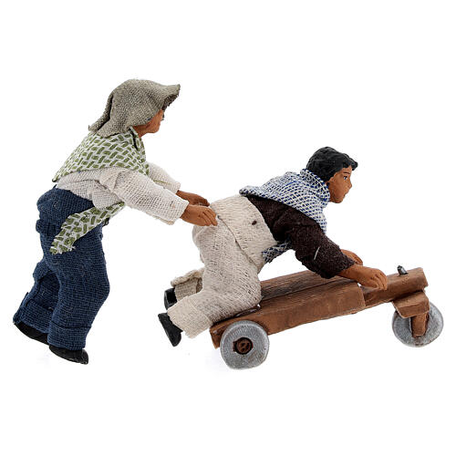 Duas crianças jogando com carrinho cena para presépio napolitano com figuras de altura média 10 cm 4
