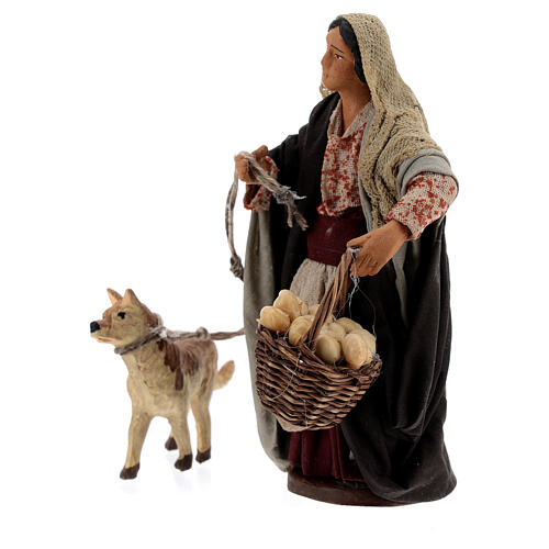 Mulher com cesto e cachorro com coleira para presépio napolitano com figuras de altura média 13 cm 2