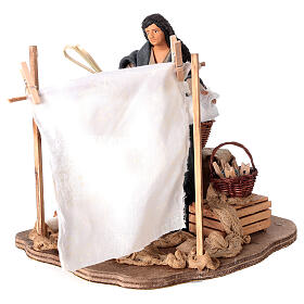 Frau hängt Wäsche auf für Krippe, 14 cm