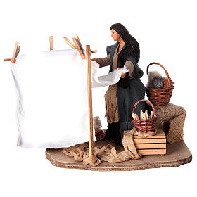 Frau hängt Wäsche auf für Krippe, 14 cm