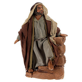 Homem encostado no muro miniatura para presépio napolitano com figuras altura média 10 cm