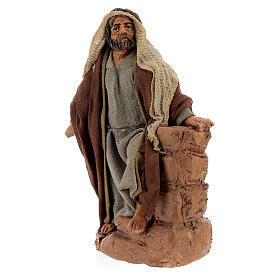 Homem encostado no muro miniatura para presépio napolitano com figuras altura média 10 cm