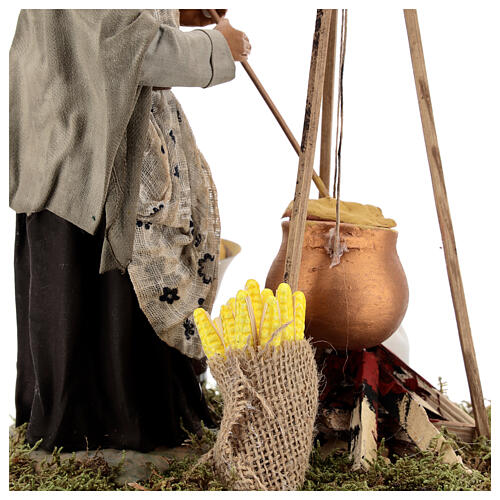 Mulher cozinhando polenta com espigas de milho para presépio napolitano com figuras de altura média 24 cm 4