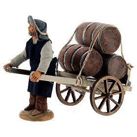 Mężczyzna ciągnący wózek z beczkami, szopka neapolitańska 10 cm