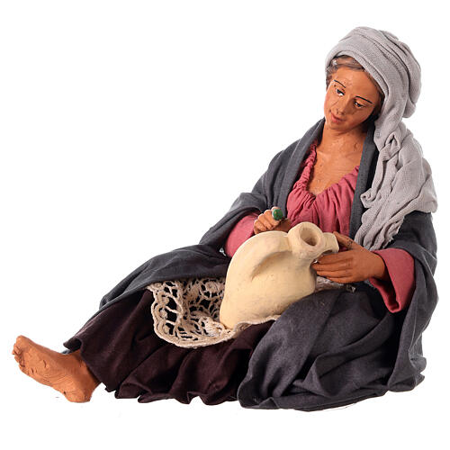 Mulher no chão decorando uma jarra para presépio napolitano com figuras de 30 cm de altura média 1