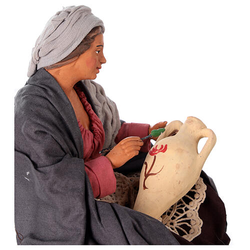 Mulher no chão decorando uma jarra para presépio napolitano com figuras de 30 cm de altura média 2