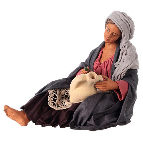 Mulher no chão decorando uma jarra para presépio napolitano com figuras de 30 cm de altura média 3
