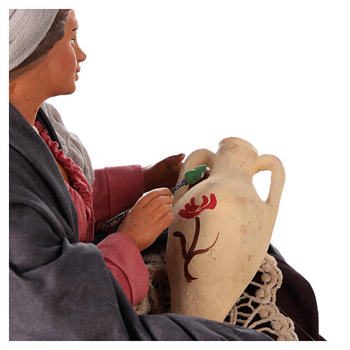 Mulher no chão decorando uma jarra para presépio napolitano com figuras de 30 cm de altura média 5