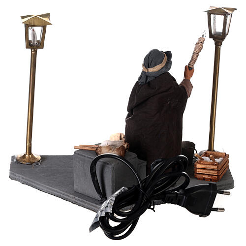 Homem acendendo lanternas para presépio napolitano com figuras de 12 cm 4
