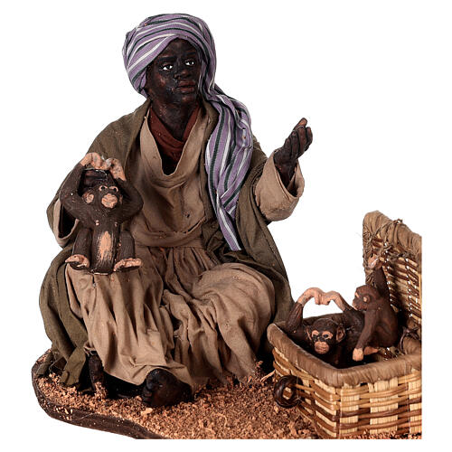Moor man sitting with monkeys for Neapolitan Nativity Scene with characters of 30 cm 2