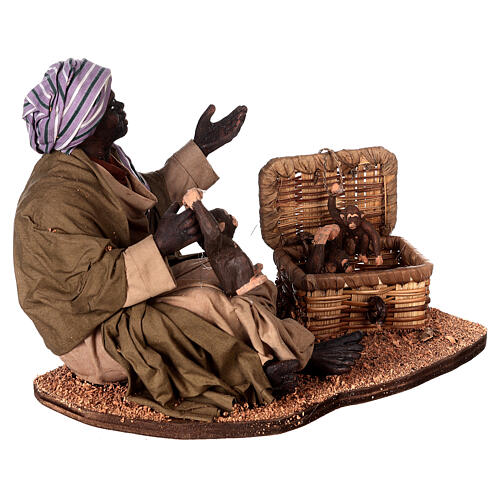 Moor man sitting with monkeys for Neapolitan Nativity Scene with characters of 30 cm 4