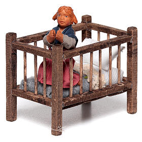 Dziewczynka modląca się w łóżeczku, figurka z terakoty do szopki neapolitańskiej 13 cm