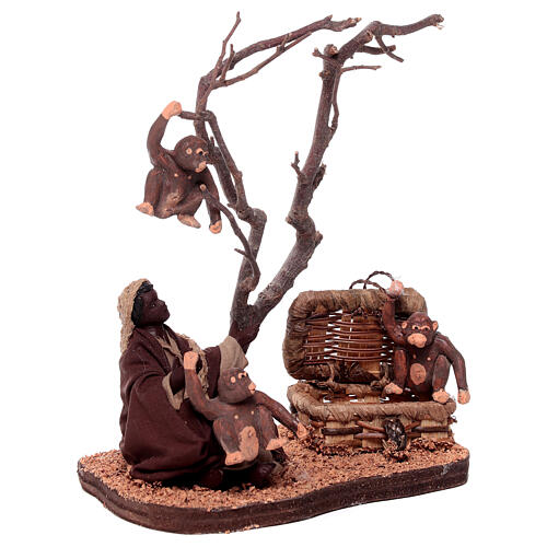 Mouro sentado com macacos e árvore para presépio napolitano com figuras de terracota de 10 cm 3