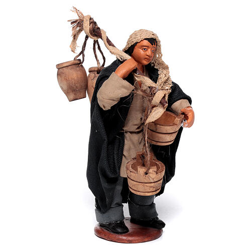 Homem trazendo baldes para presépio napolitano com figuras de terracota de 13 cm 4