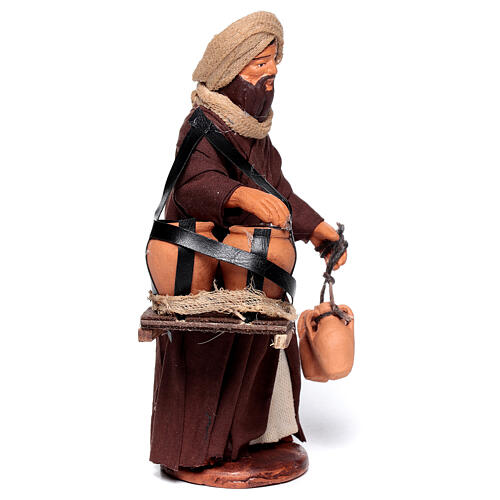 Homem trazendo jarras para presépio napolitano com figuras de terracota de 13 cm 3