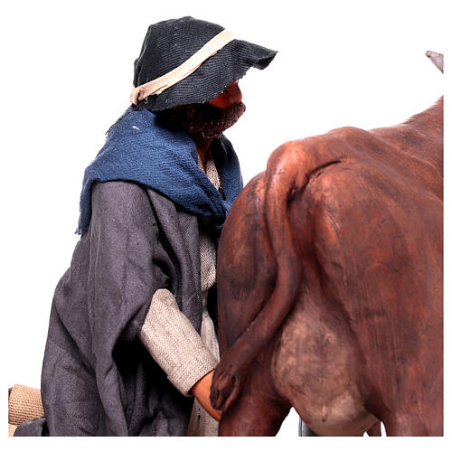 Homem ordenhando uma vaca para presépio napolitano com figuras de 24 cm 6