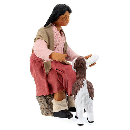 Jeune fille nourrissant une petite chèvre pour crèche napolitaine 24 cm 3