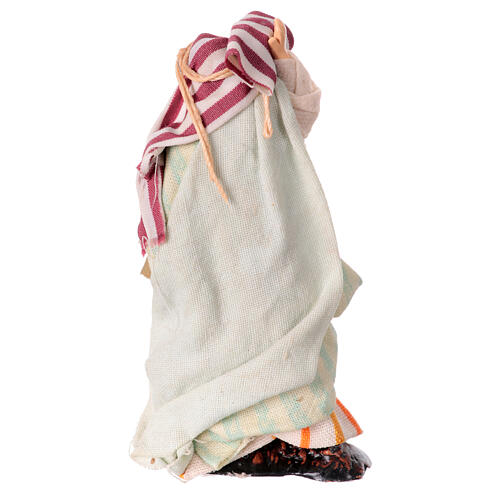 Donna con tappeti in mano stile napoletano presepi 8 cm 3