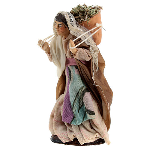 Mujer con cesta de heno estilo napolitano para belenes 8 cm 2