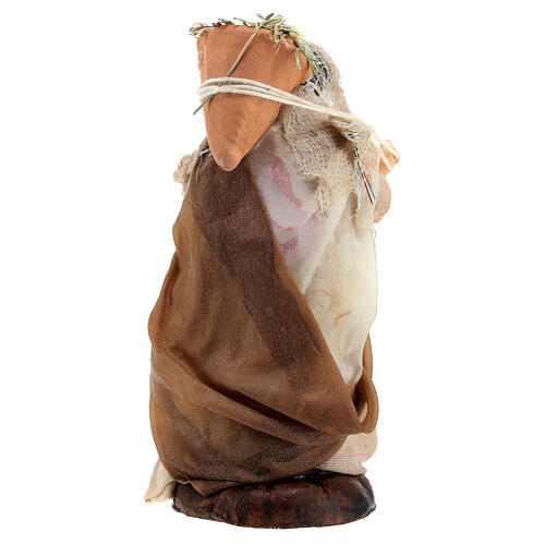 Mujer con cesta de heno estilo napolitano para belenes 8 cm 4