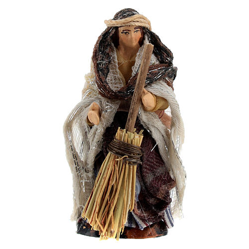Donna araba con scopa per presepi 6 cm 1