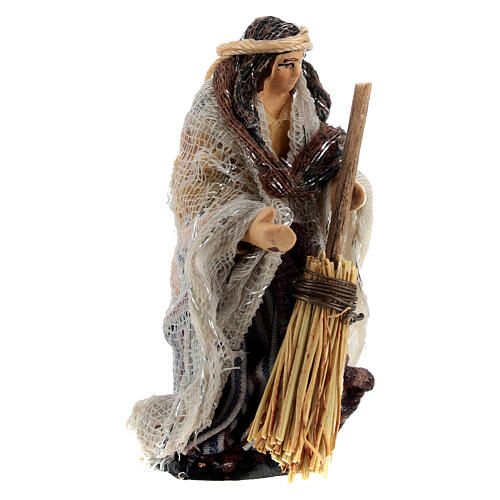 Donna araba con scopa per presepi 6 cm 3