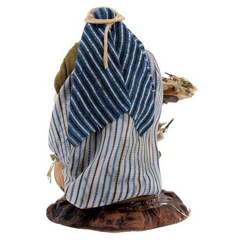 Contadino arabo con attrezzi e fieno per presepi 6 cm 4