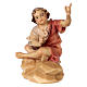 Bambino seduto al falò per presepe Original Pastore legno dipinto in Valgardena 10 cm s1