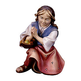 Petite fille qui prie agenouillée pour crèche Original Berger bois peint Val Gardena de 12 cm