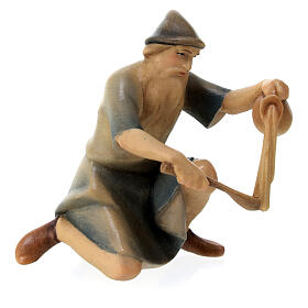 Shepherd cooking on his knees for Original Redentore Val Gardena Nativity Scene, painted wood, 12 cm characters